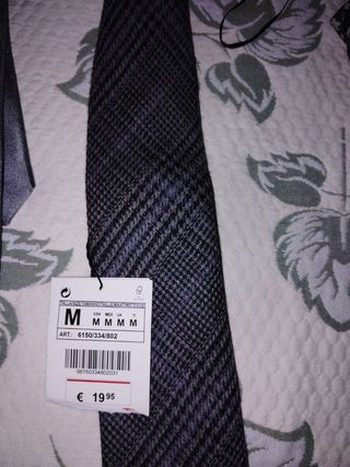Corbatas con etiqueta 