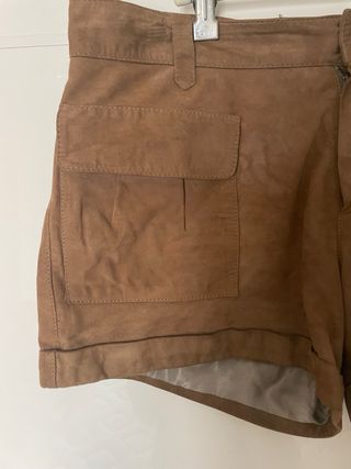 Short de piel con bolsillos