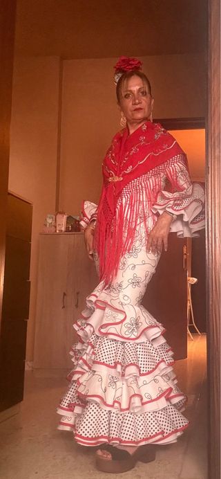 Traje de Gitana con mantoncillo bordado.