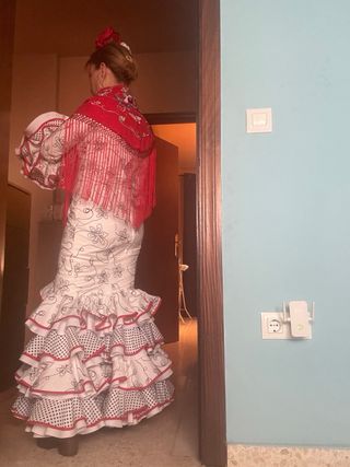 Traje de Gitana con mantoncillo bordado.