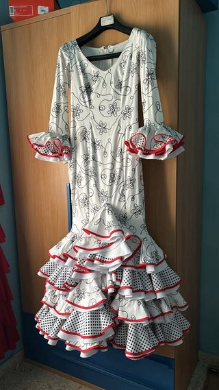 Traje de Gitana con mantoncillo bordado.