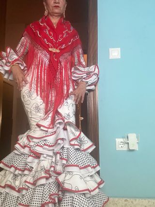 Traje de Gitana con mantoncillo bordado.