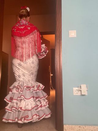 Traje de Gitana con mantoncillo bordado.
