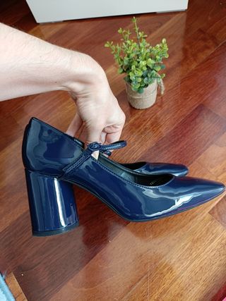 Zapatos Zara azul marino charol tacón ancho