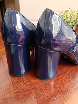 Zapatos Zara azul marino charol tacón ancho