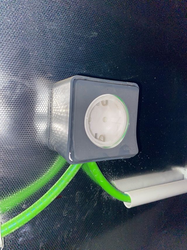 Enchufe de pared con toma de tierra nuevos