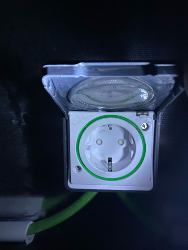 Enchufe de pared con toma de tierra nuevos