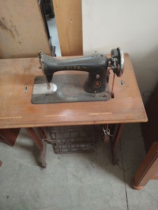 Maquina de coser antigua Alfa