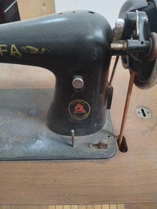 Maquina de coser antigua Alfa