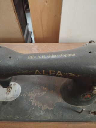 Maquina de coser antigua Alfa