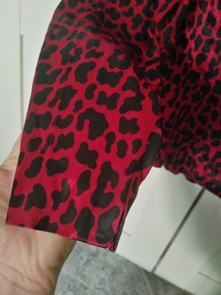 Chaqueta satinada burdeos animal print