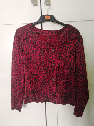 Chaqueta satinada burdeos animal print