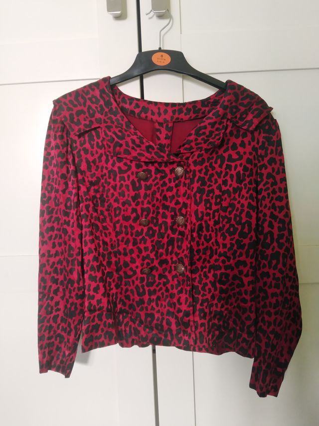 Chaqueta satinada burdeos animal print