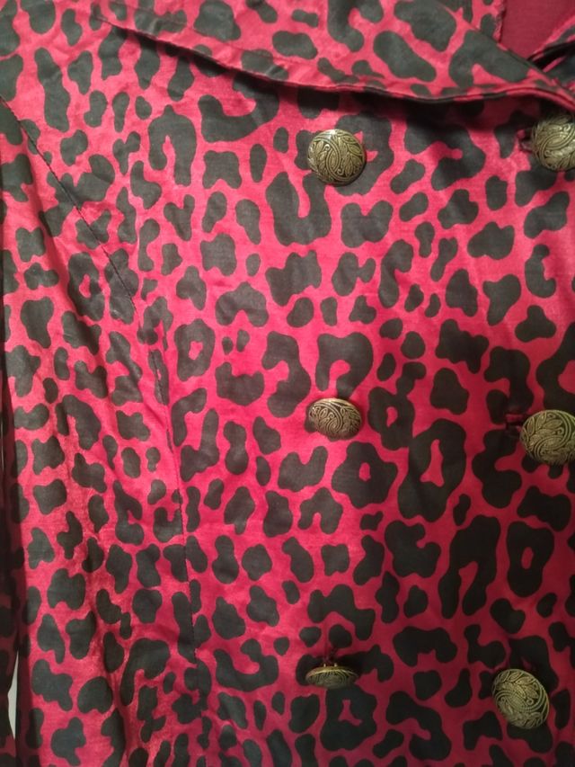 Chaqueta satinada burdeos animal print