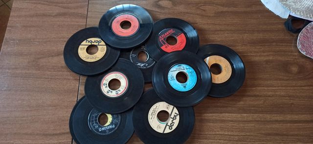 Vinili 45 giri senza copertina in blocco