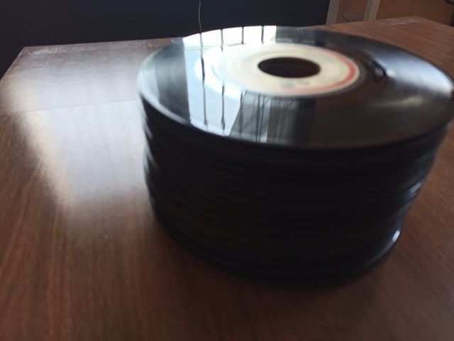 Vinili 45 giri senza copertina in blocco