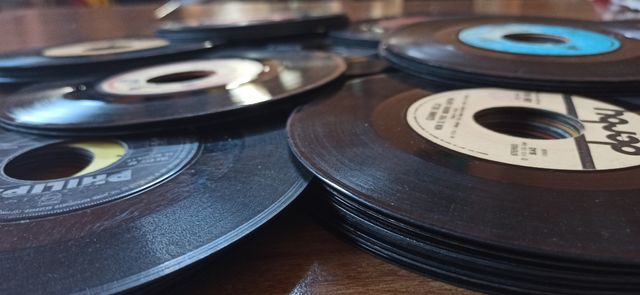 Vinili 45 giri senza copertina in blocco