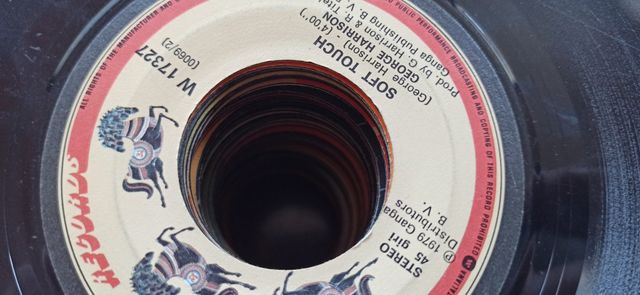 Vinili 45 giri senza copertina in blocco