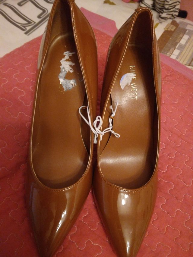 Zapatos de salón de charol marron