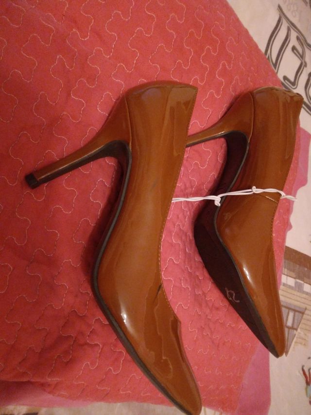 Zapatos de salón de charol marron