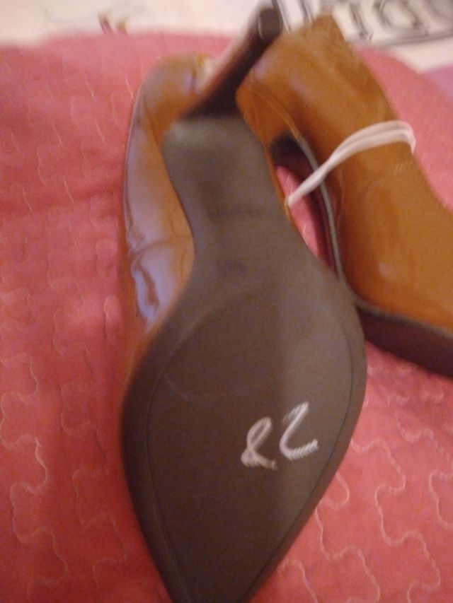 Zapatos de salón de charol marron