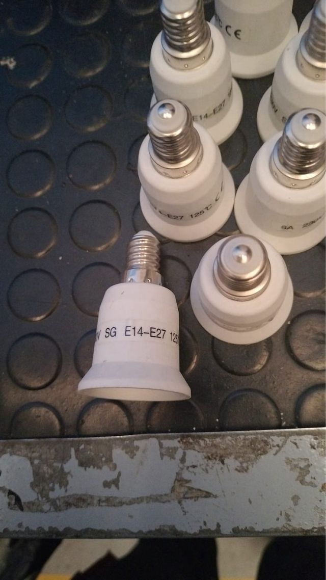 Adaptador casquillo e14 a e27