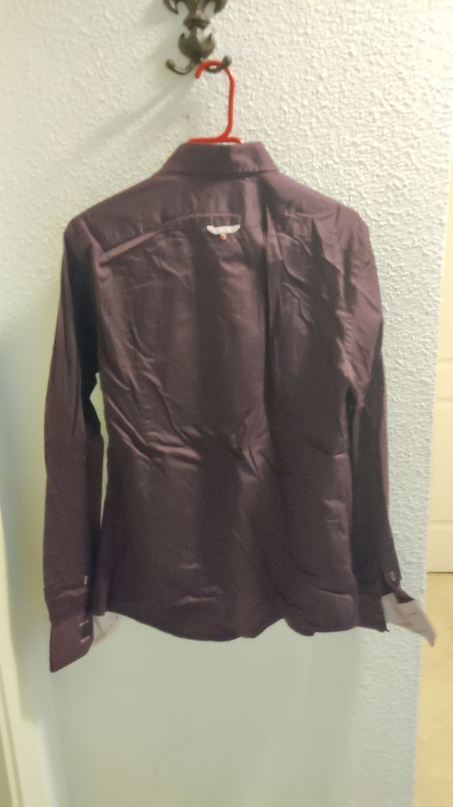 Camisa morada oscuro. Talla L. Hombre