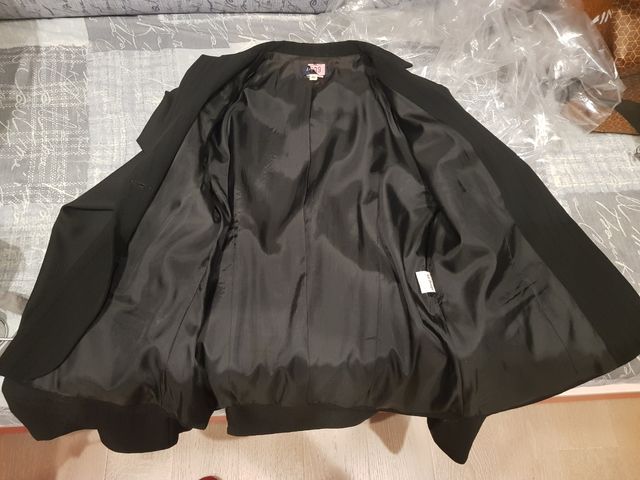 Tailleur nero elegante tono su tono