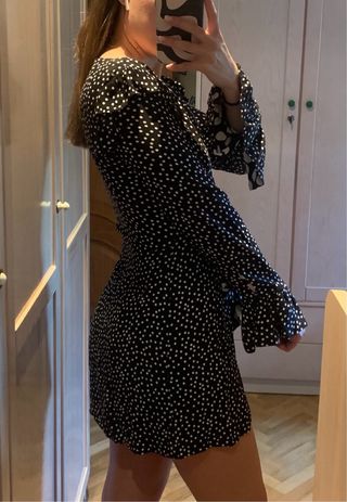 Vestido mono corto de lunares de Zara