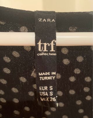 Vestido mono corto de lunares de Zara