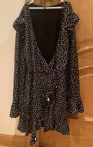 Vestido mono corto de lunares de Zara