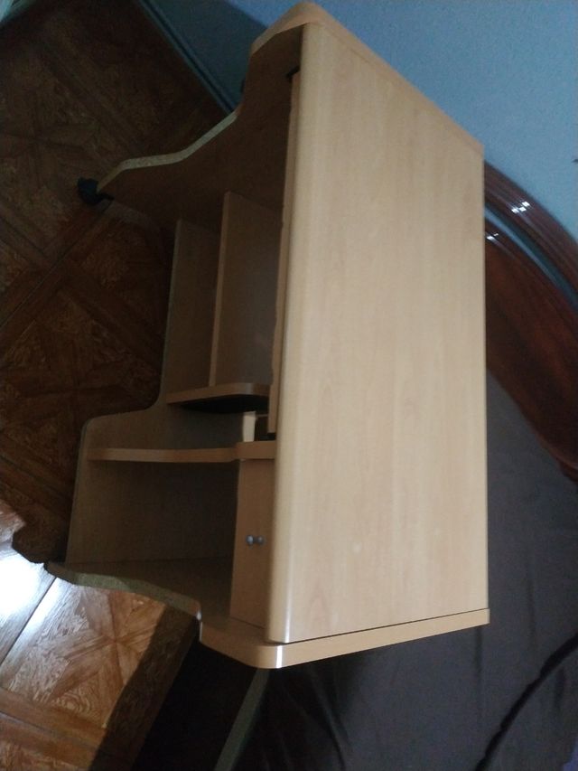 Nuova scrivania per computer