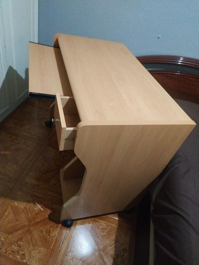 Nuova scrivania per computer