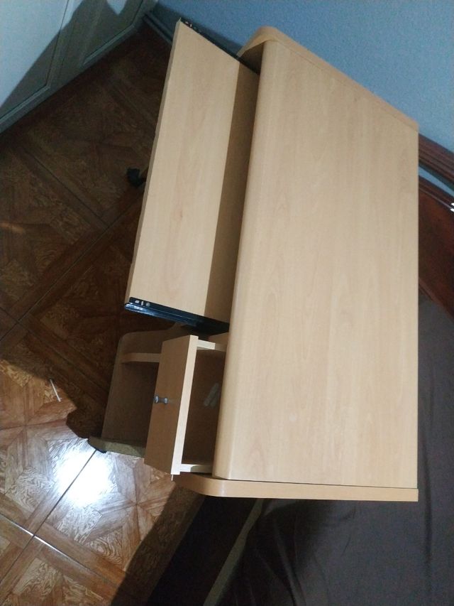 Nuova scrivania per computer