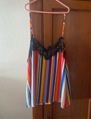 Top colorines con encaje de Zara