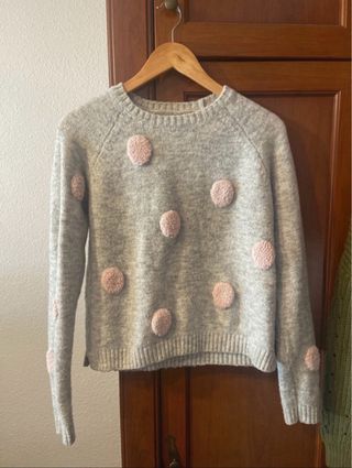 Jersey gris de lana con pompones rosas