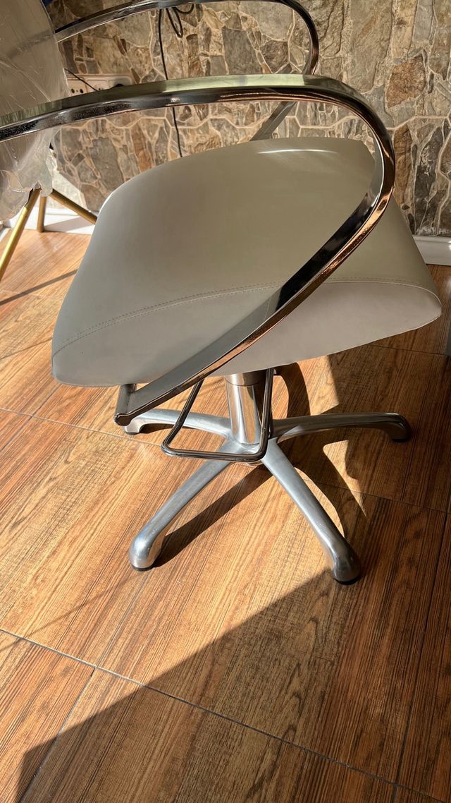 Vendo 2 poltrone da parrucchiere