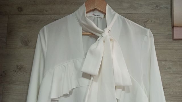 Blusa con lazada y volantes