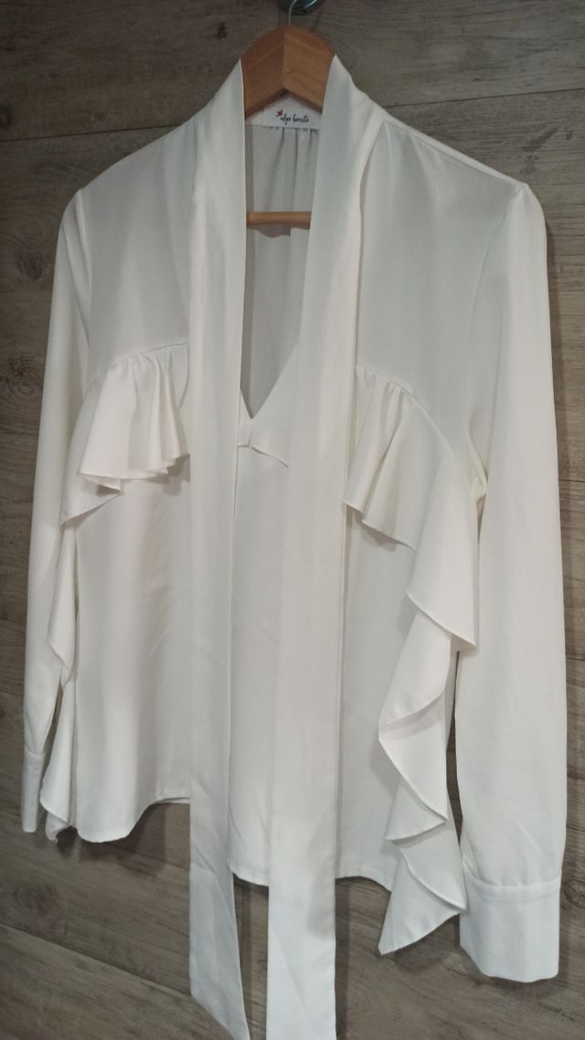 Blusa con lazada y volantes
