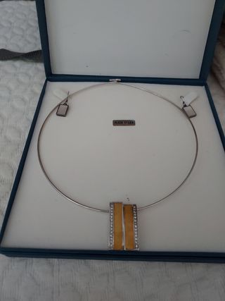 Conjunto de collar y pendientes 