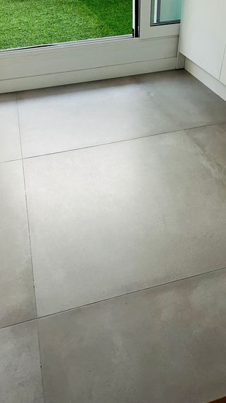 Suelo cerámica 90 x 90 cm