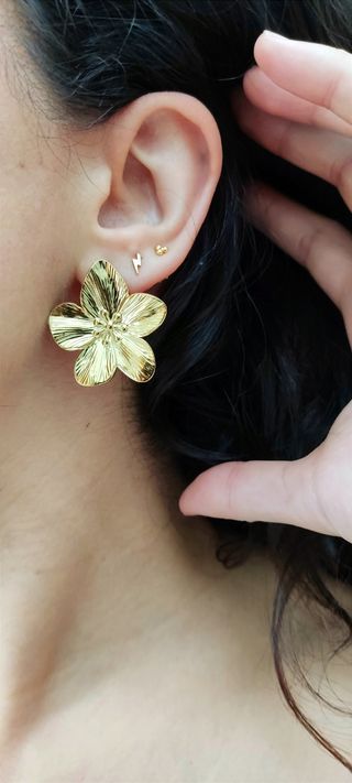 Pendientes dorados flor