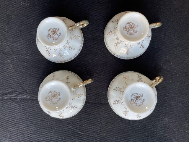 Tazzine da caffè con piattini