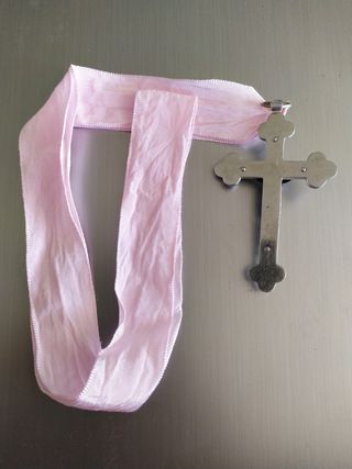 Crucifijo en cinta Cruz antigua