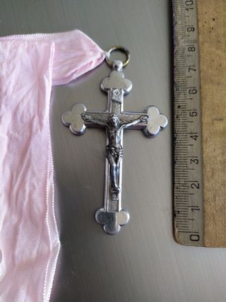 Crucifijo en cinta Cruz antigua
