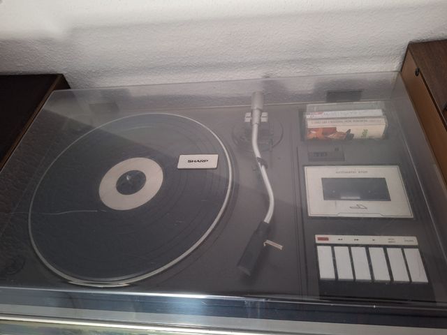 Sharp 160-H Tocadiscos. Radio. Cassette