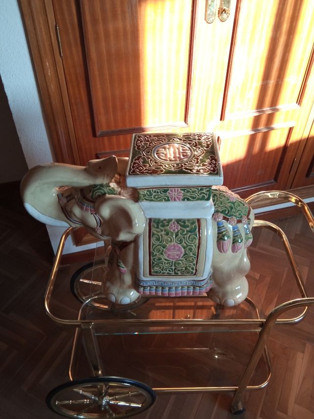 Elefante cerámica con pedestal