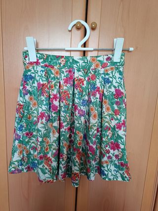 Minifalda de flores de Stradivarius