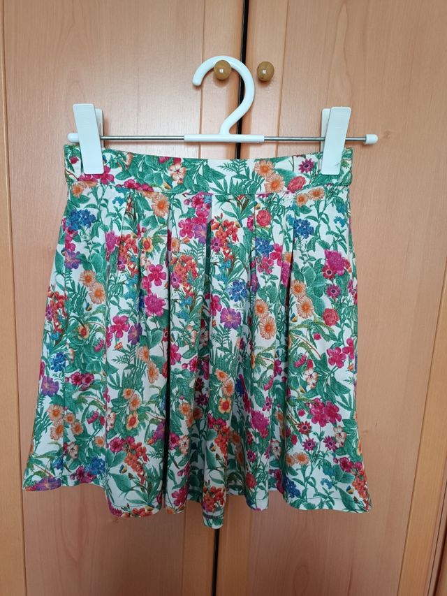 Minifalda de flores de Stradivarius