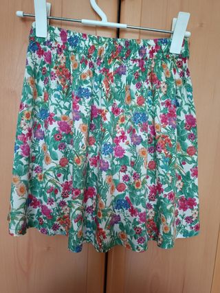 Minifalda de flores de Stradivarius